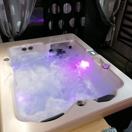Chambre Avec Spa Et Sauna Privatises บูร์-ก็อง-เบรส ภายนอก รูปภาพ